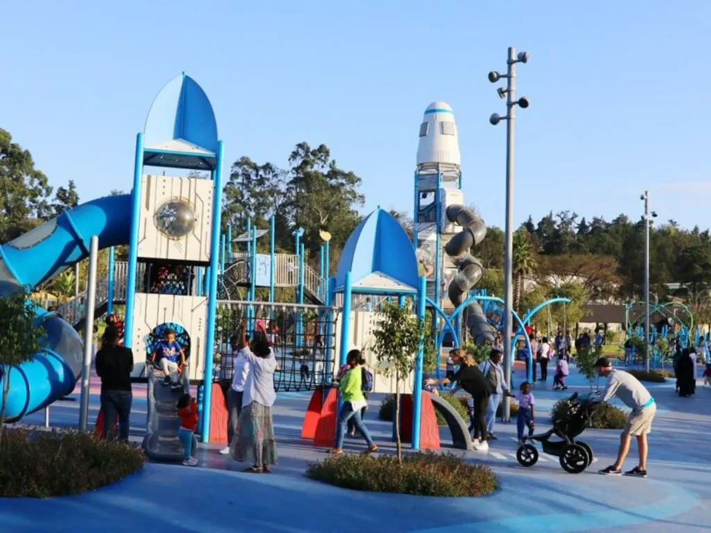 combine children’s play, fitness areas and parent child zones to serve the whole family10