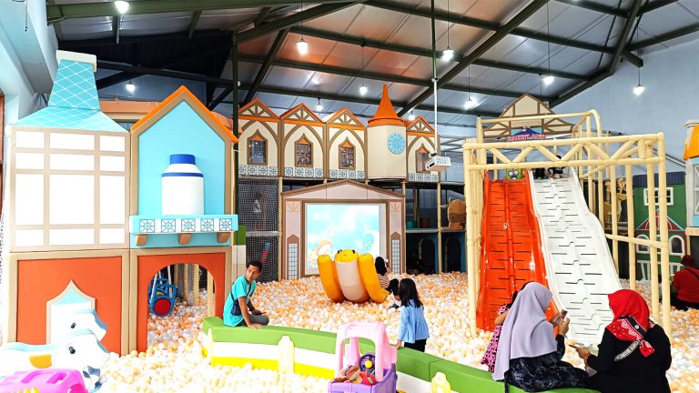 Farm Theme Playground for Warehouse