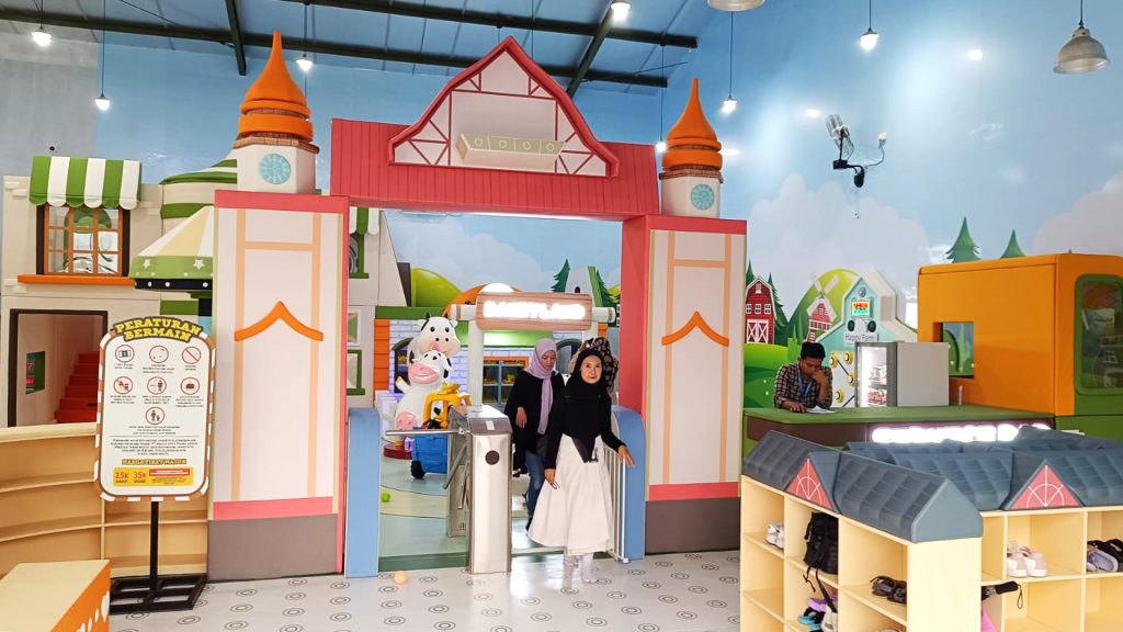 Farm Theme Playground for Warehouse