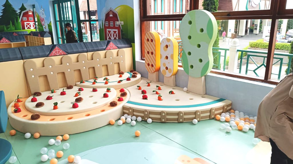 Farm Theme Playground for Warehouse