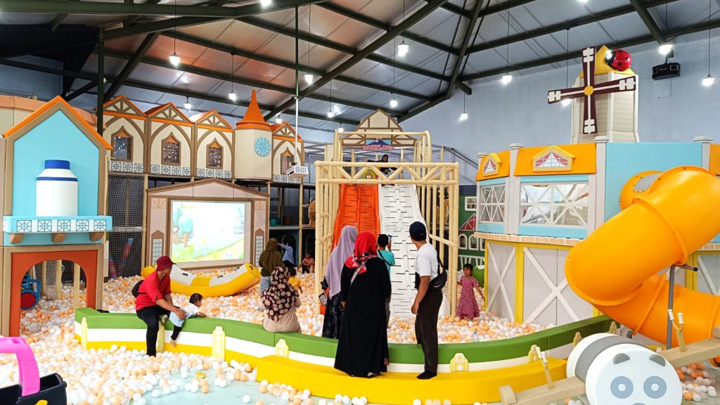 Farm Theme Playground for Warehouse